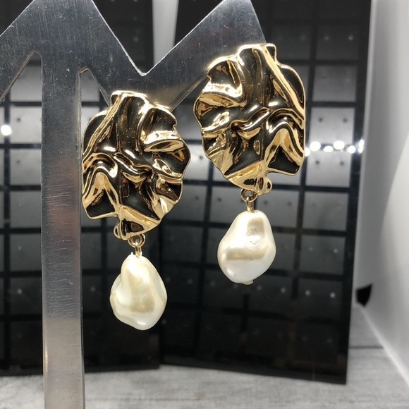 NWOT dangle drop faux baroque pearl hammered statement style dressy earrings - Picture 1 of 5